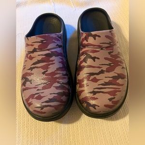 Oofos Womens Oocloog Clog Purple Camo Limited Edition  M7/ W9 EU 40